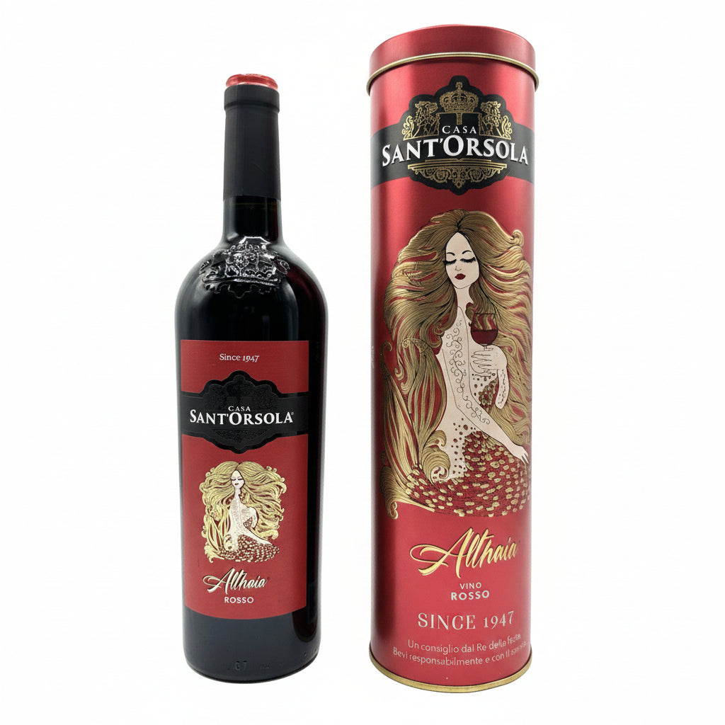 Bottiglia di vino rosso Casa Sant'Orsola Althaia con etichetta rossa e nera affiancata al suo elegante astuccio cilindrico in latta coordinato su sfondo bianco