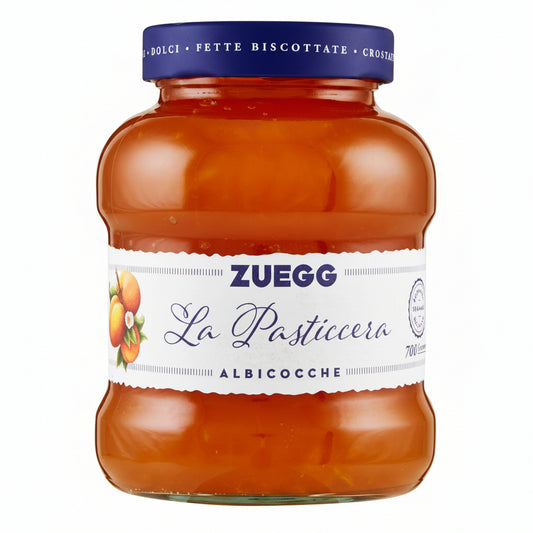 Vaso in vetro di Confettura Extra di Albicocche Zuegg La Pasticcera da 700g con tappo blu e etichetta bianca con albicocche su sfondo bianco
